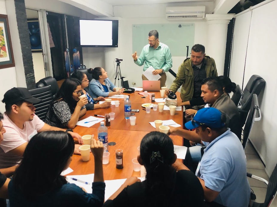 Moderador de Analitika guía una sesión de degustación de café en sala