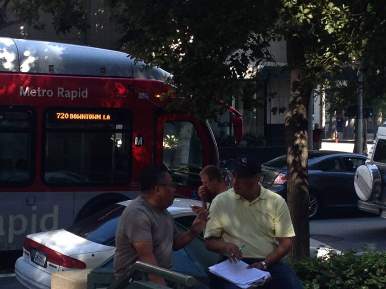 Equipo de Analitika aplica un cuestionario en una parada de bus