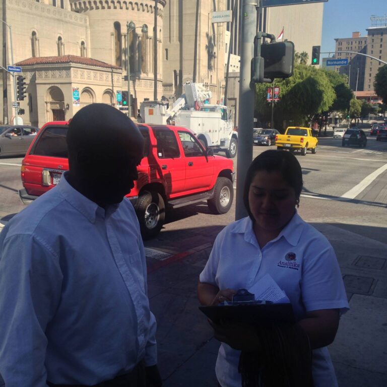 Encuestadora de Analitika entrevista a un consumidor en la calle