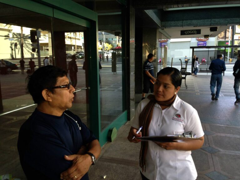 Equipo de campo de Analitika entrevista a una persona en la calle