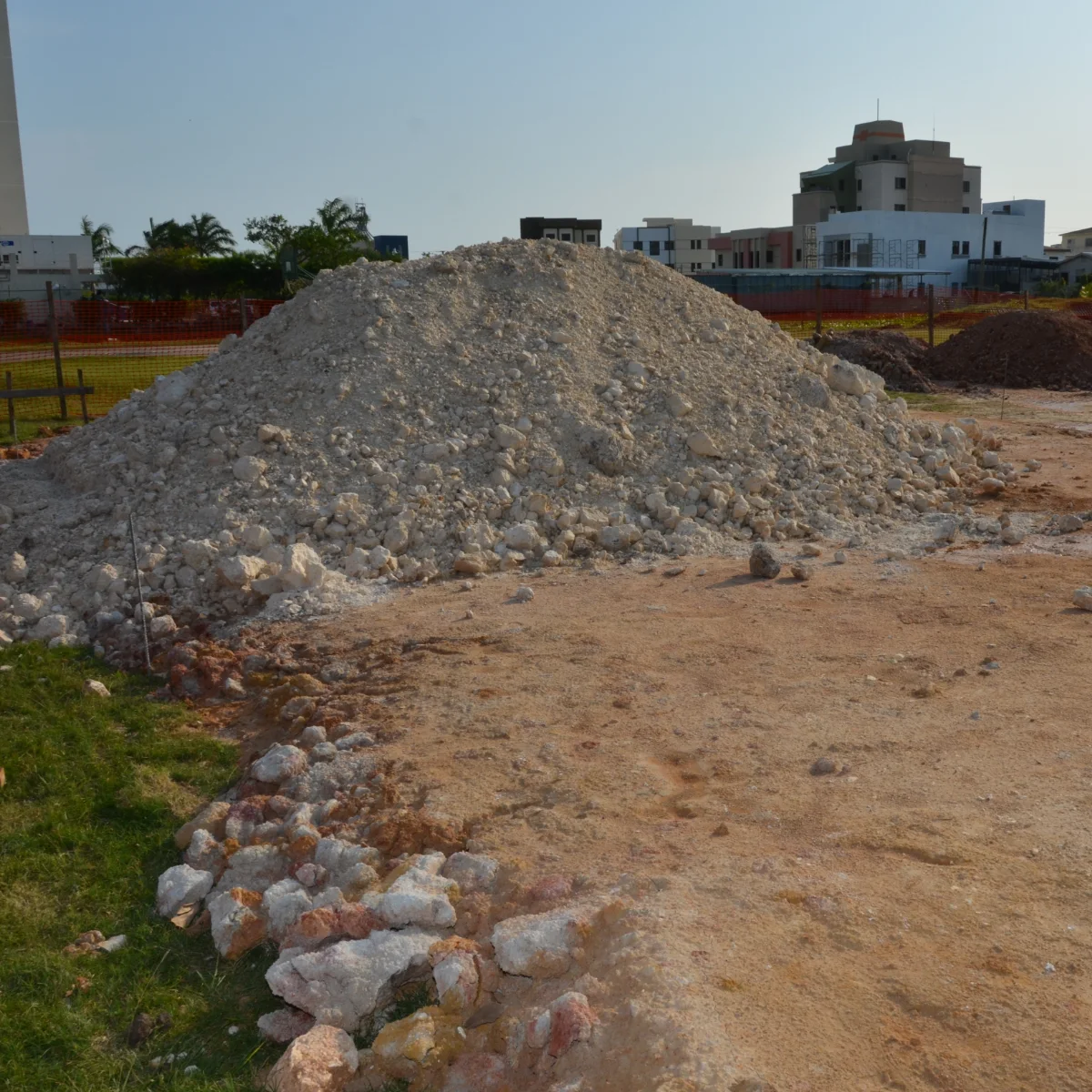 Acopio de grava en una obra de Belize City