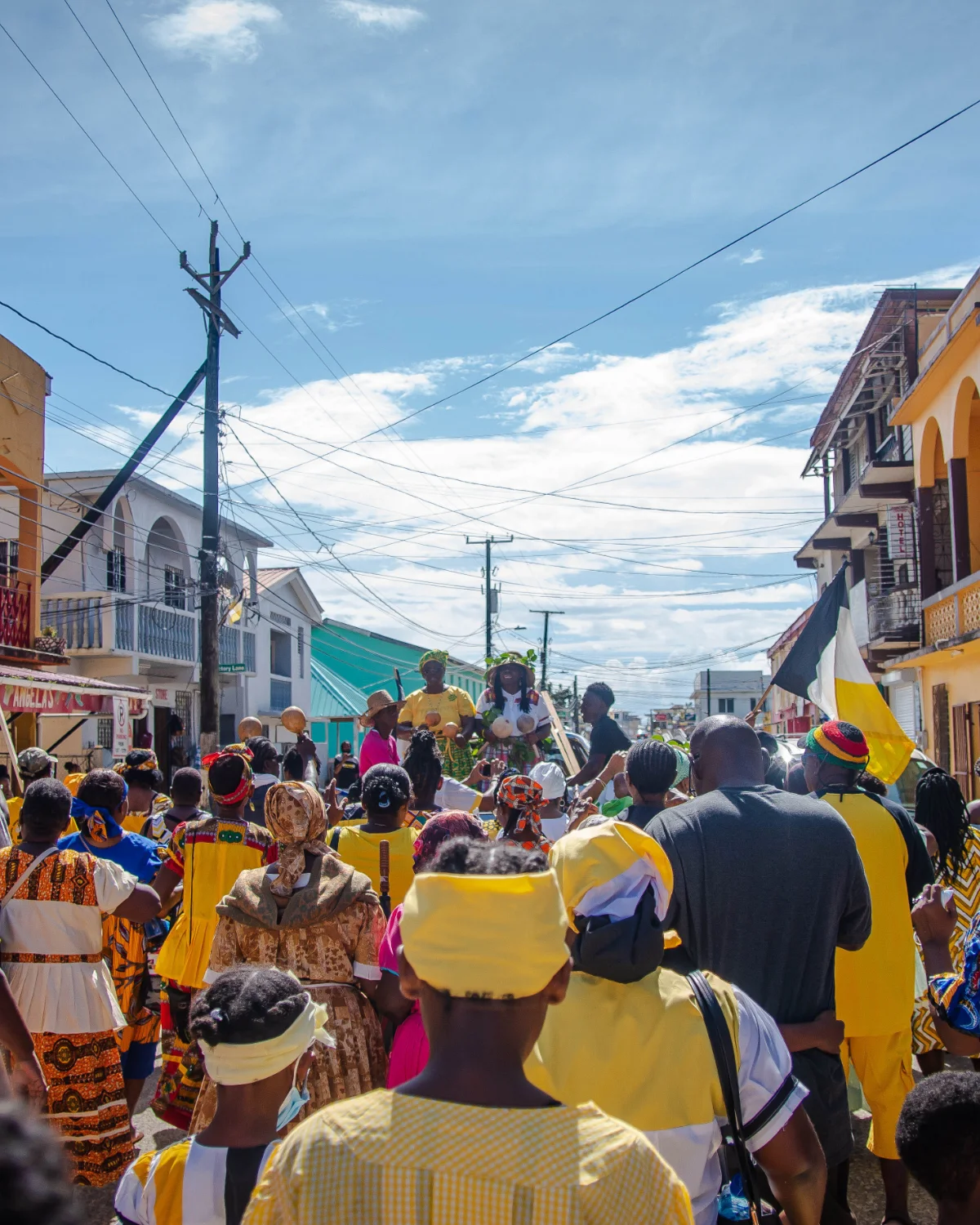 Desfile garífuna del 19 de noviembre en una calle de Dangriga