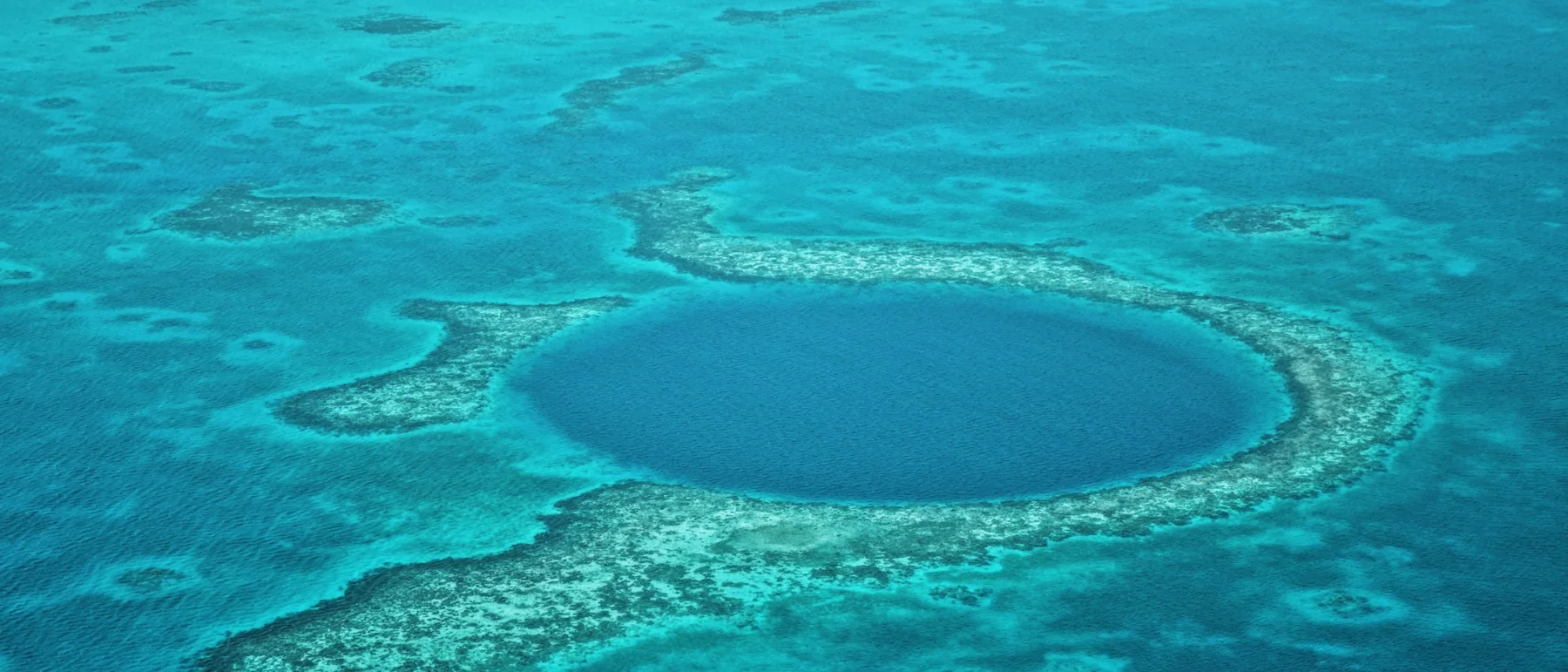 Vista aérea del Gran Agujero Azul en el arrecife de Belice