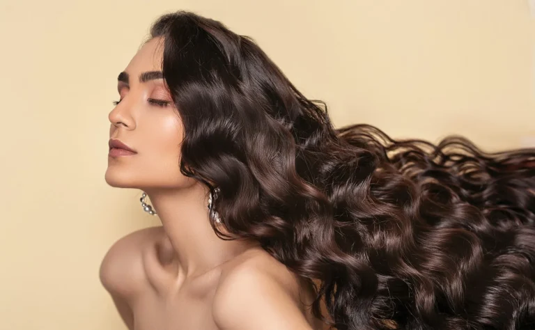 Mujer de perfil con cabello largo y ondulado