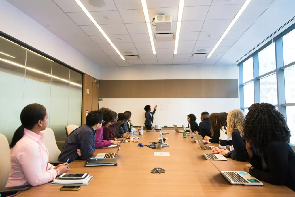 Directivos analizan resultados en una sala de juntas