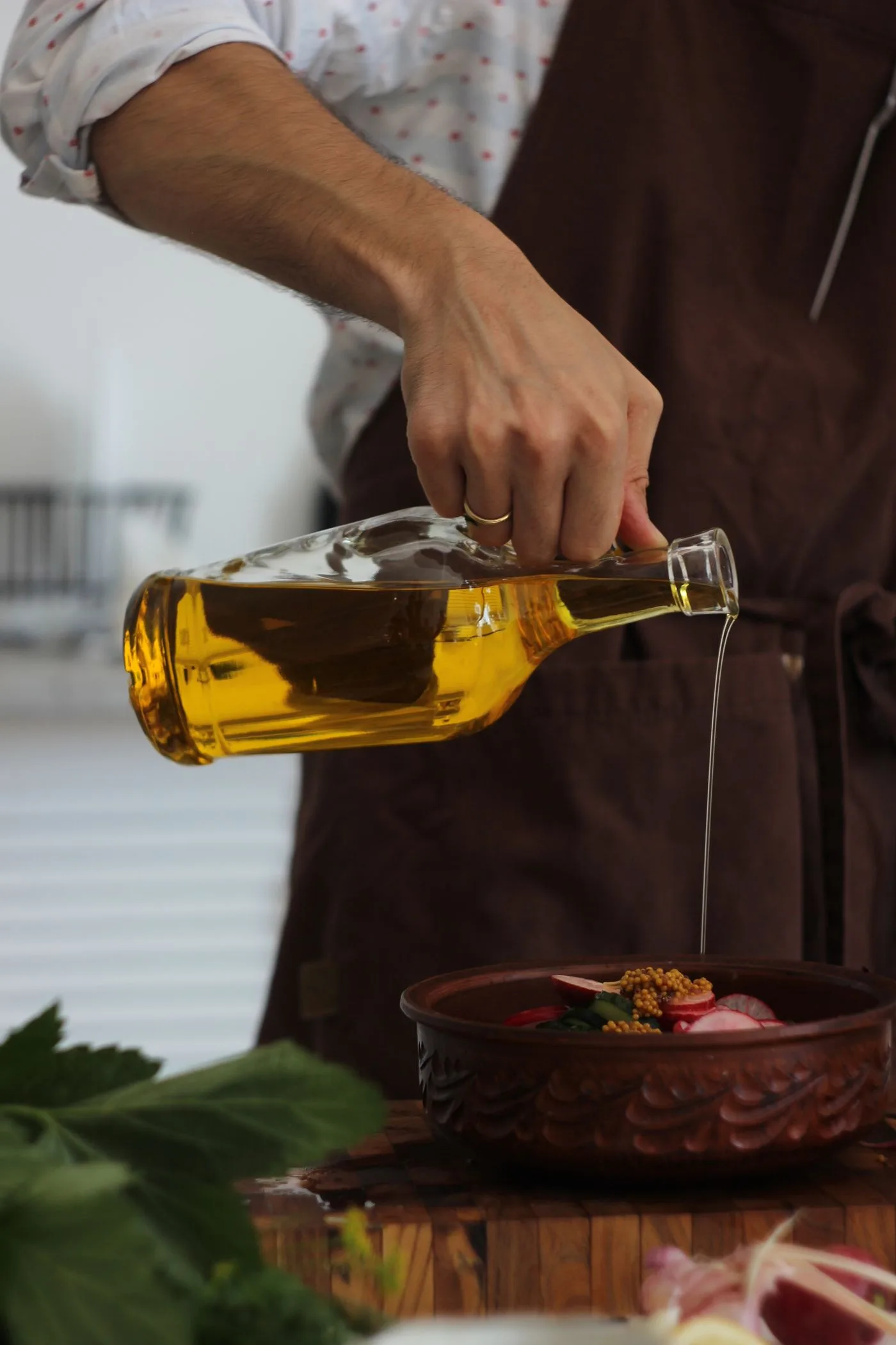 Aceite de oliva servido desde una botella de vidrio