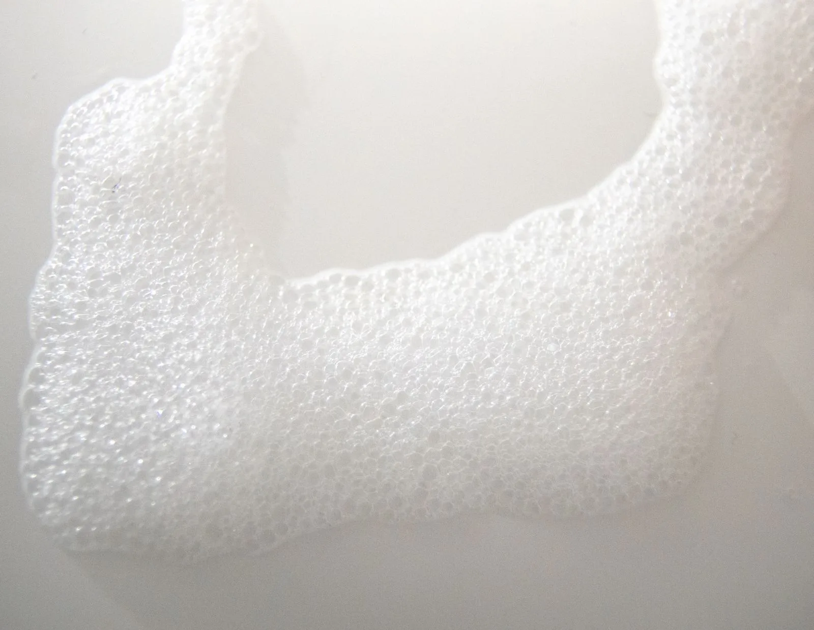 Espuma blanca de detergente