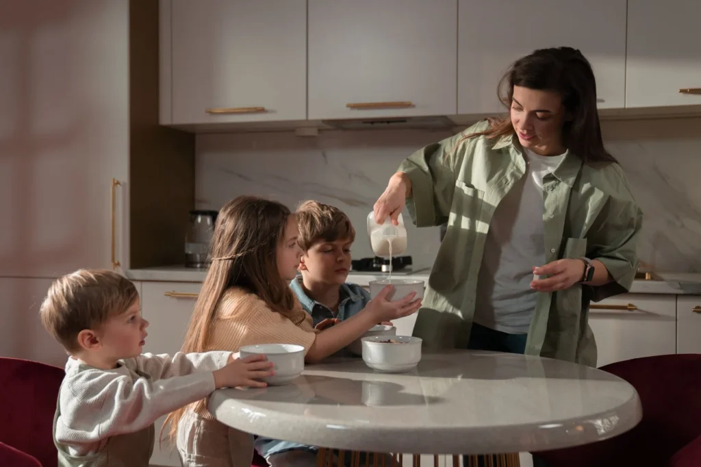 Familia desayunando con productos lácteos