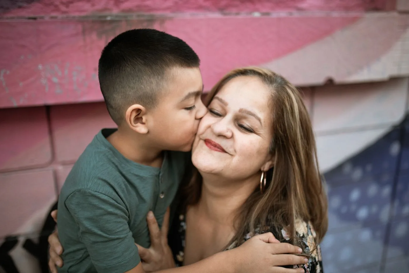 Niño besa en la mejilla a su madre
