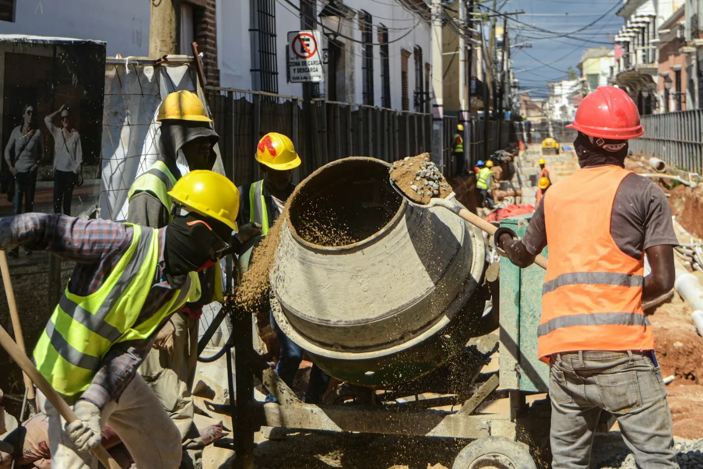 Cuadrilla de construcción opera una mezcladora de cemento