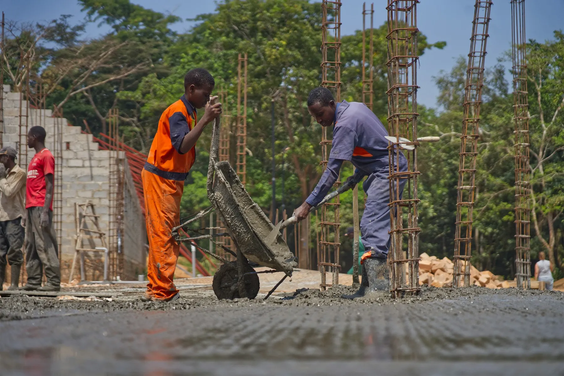 Trabajadores colocan concreto en una obra