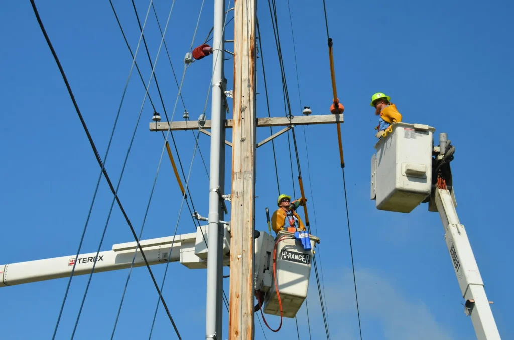 Cuadrilla de técnicos trabaja en la red eléctrica desde canastas elevadas