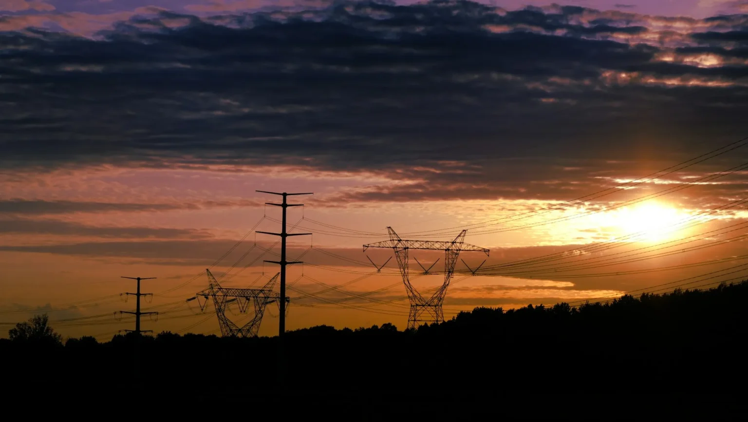 Líneas eléctricas al atardecer