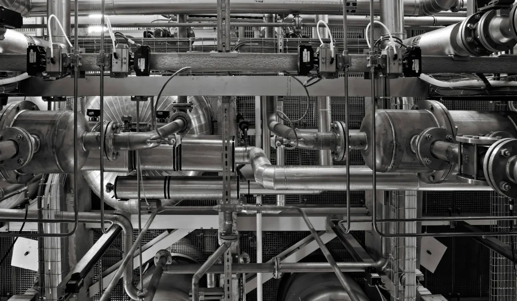 Red de tuberías y válvulas en una planta industrial