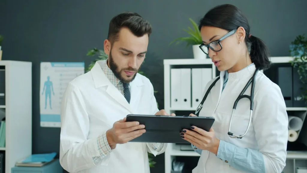 Dos médicos revisan información en una tableta