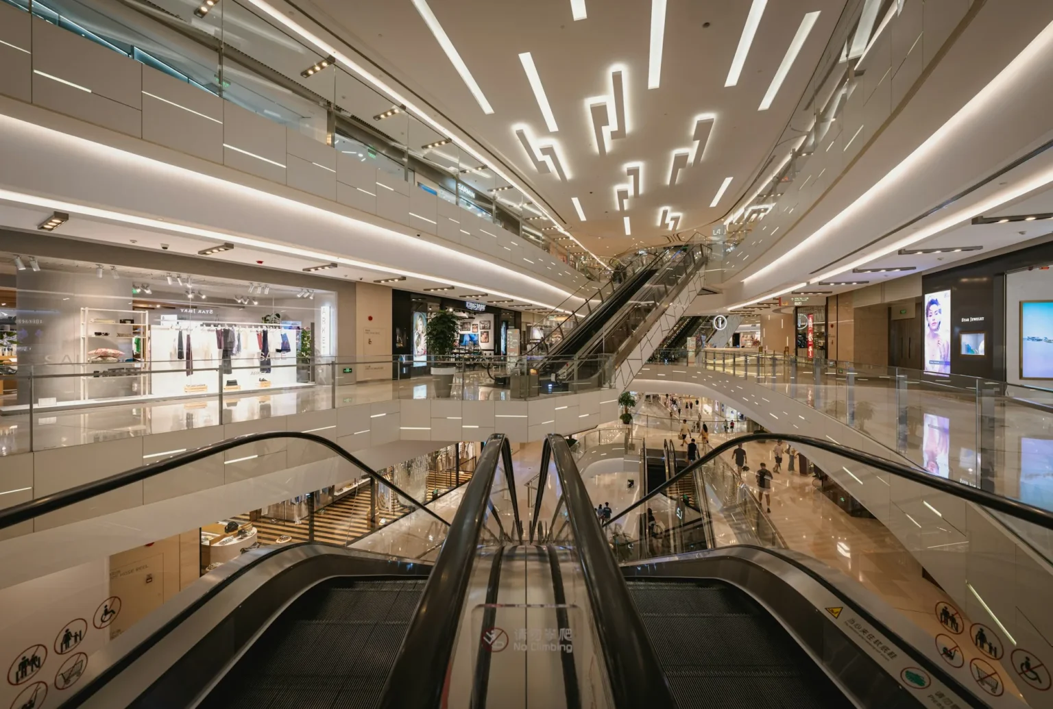 Centro comercial moderno con escaleras eléctricas y varios niveles