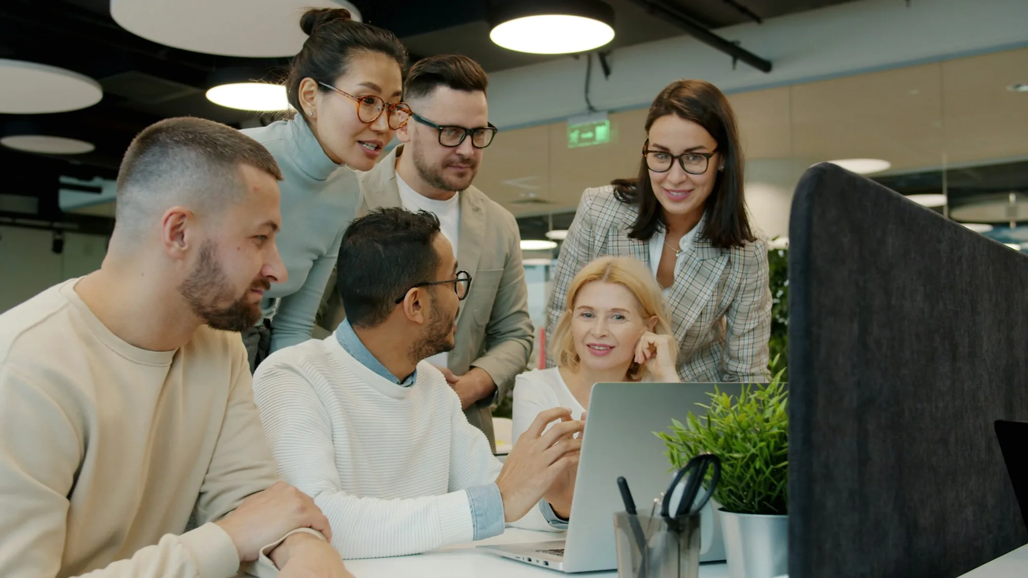 Equipo de trabajo revisa un resultado en una laptop